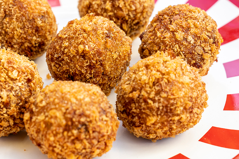 Bitterballen op bord. 